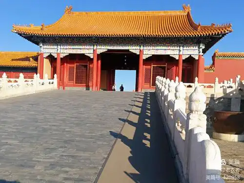 5万平方米.相传故宫一共有9999.5间,实