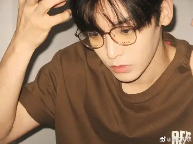 侯明昊顺毛戴眼镜