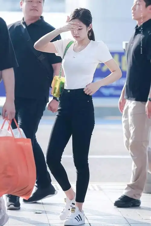 一周爱豆穿衣榜jennie艾琳仙女们只爱穿白色奶罐牛仔蓝最青春