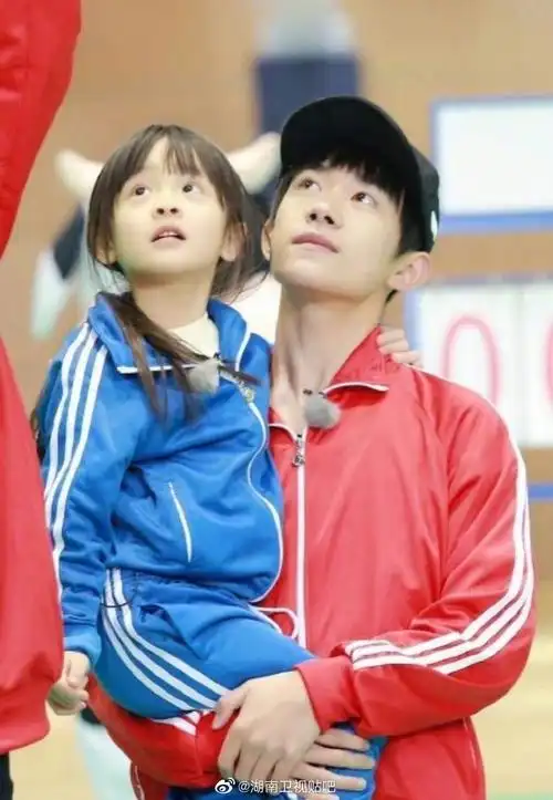 最后是易烊千玺抱娃,很多网友都表示他真的是蛮熟练的,从易烊千玺抱娃