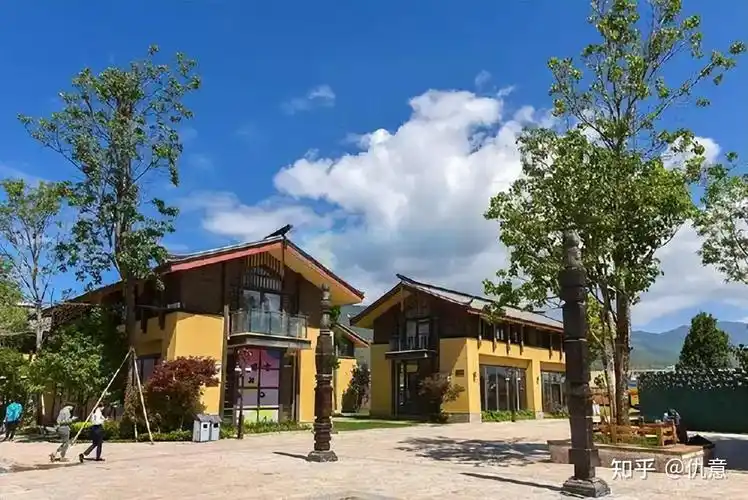 确实,李亚鹏和靳东有点像,干什么都喜欢玩深沉,往"文化"上靠,也不管能