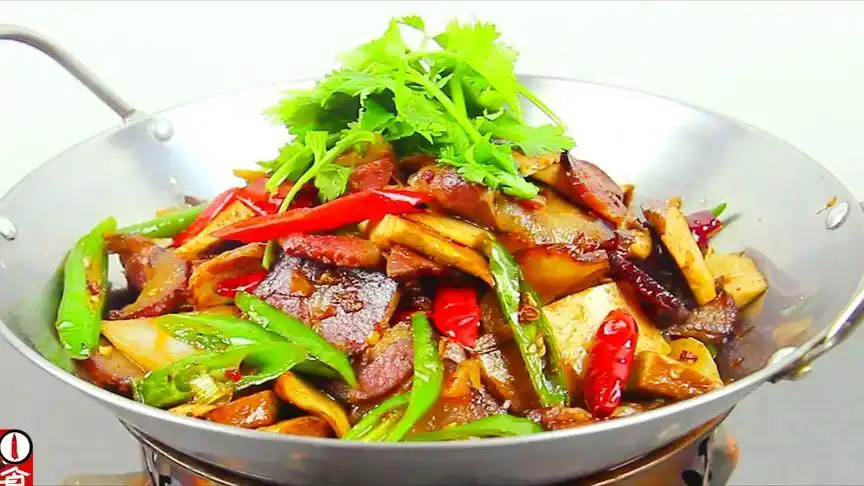 天冷时做一锅香干腊肉,口感香辣,越吃越入味,这干锅做法好