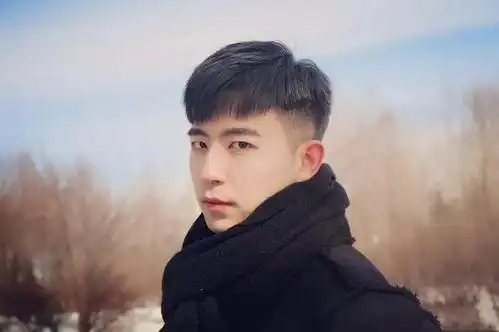 适合发际线高的13款男生短发