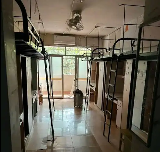 中南大学新生晒出宿舍照片,抱怨条件不好,同学却说:知足吧