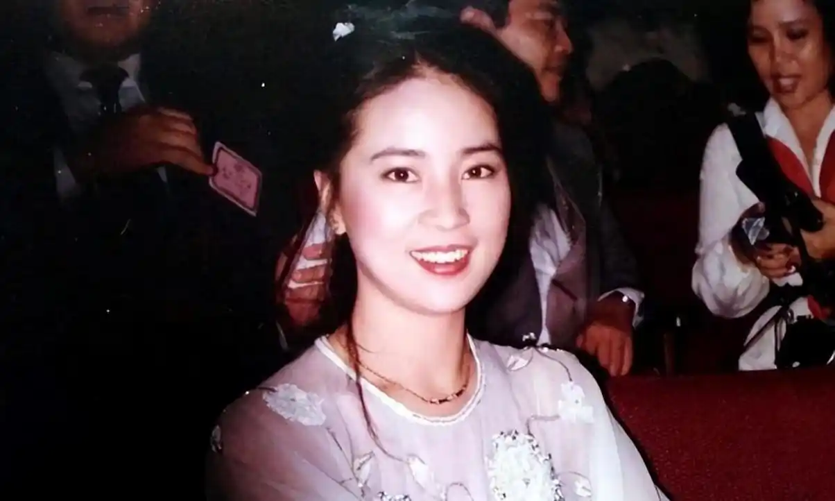 做了四十年隐形妻子,终掌控成龙百亿家产,林凤娇不止能忍还够狠