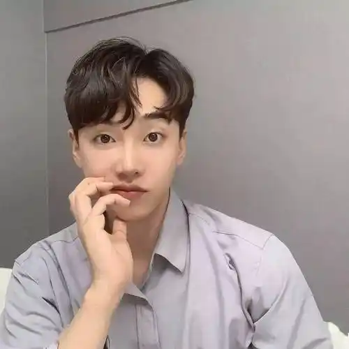 男生三七分烫发发型