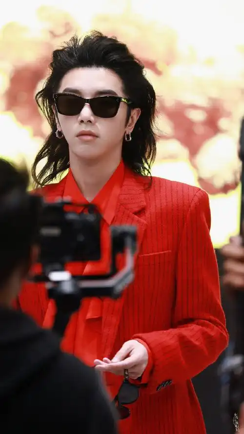 天生自带气场背头海鸥和红色西装简直绝配01#2024华晨宇火星演唱会