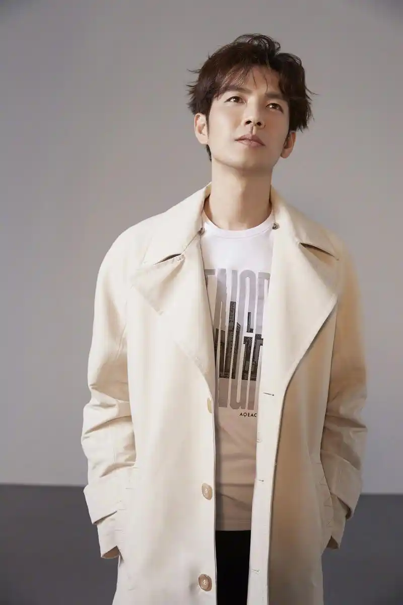 【来一波帅气小哇来提神醒脑】钟汉良 曝光最新杂志封面大片,完美hold