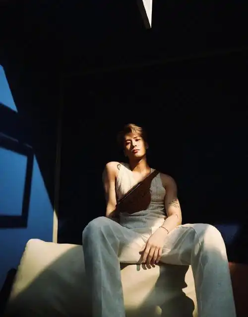 王嘉尔曝盗梦空间大片 真空穿红西装身材健硕吸睛|型男_网易订阅