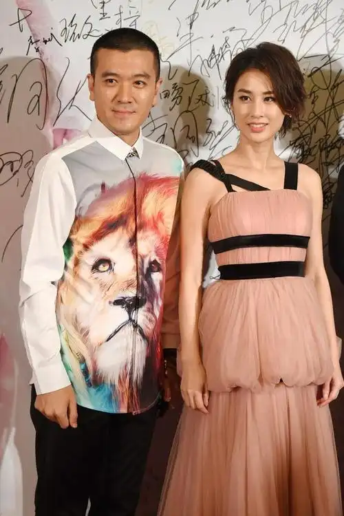 随后,黄圣依和一个小孩披麻戴孝出现在灵堂的照片被曝光.