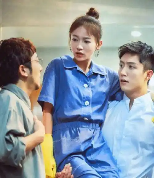 原创李沁90斤吴谨言88斤两人同时被黄景瑜树熊抱谁谎报体重了