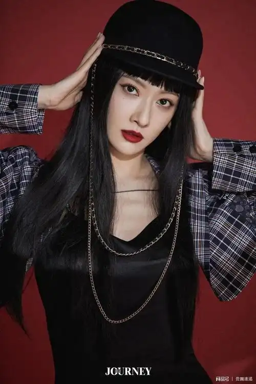 余玥漫游杂志大片上线齐刘海红唇神秘御姐范儿