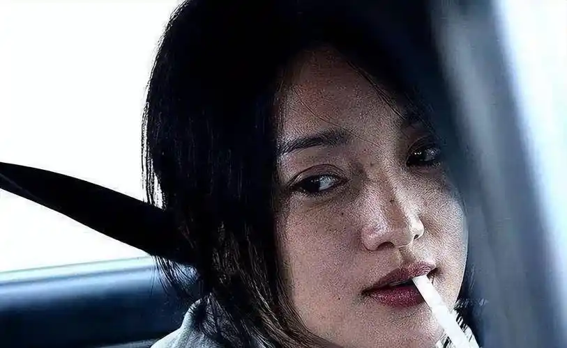 在《美人鱼》中张雨绮也是斜躺在床上抽烟这个镜头真的是美到了所有人