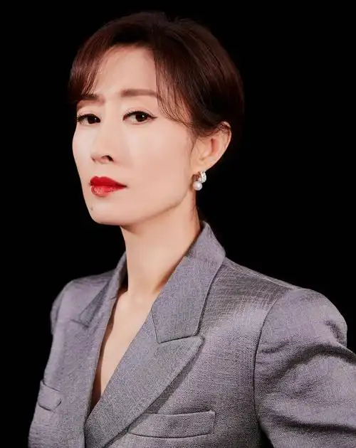 刘敏涛着灰色质感西装状态好 眉眼灵动女人味十足