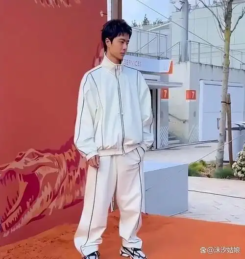 从帽子到衣服再到袜子和鞋子,无一不在突显丑陋,加上版型的不合适,更