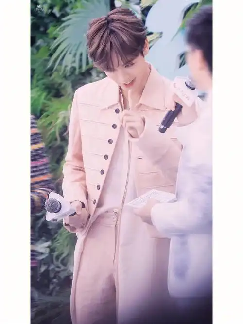 粉色系  #林彦俊  #小橘林彦俊  #林彦俊壁纸  #制霸林彦俊  #粉色穿