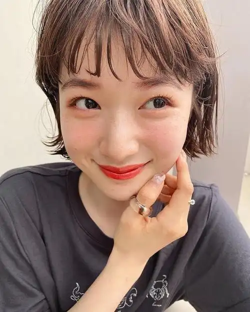 女生超短发帅气发型剪短发后更是年轻了至少10岁