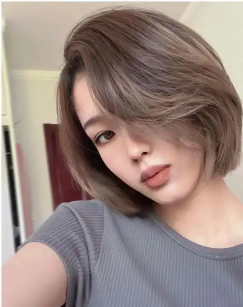 波波头其实也是十分百变的发型,除了上面的直发造型,还有烫发造型