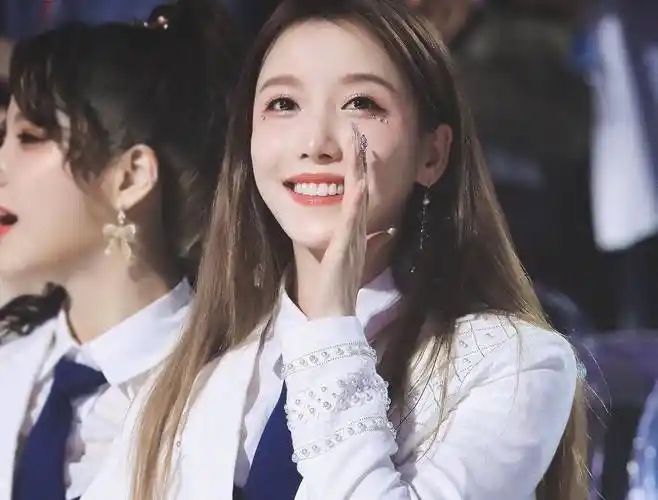 创三决赛来袭,姜贞羽单独发言镜头绝美,发言时被任豪盯着笑_表演_时候