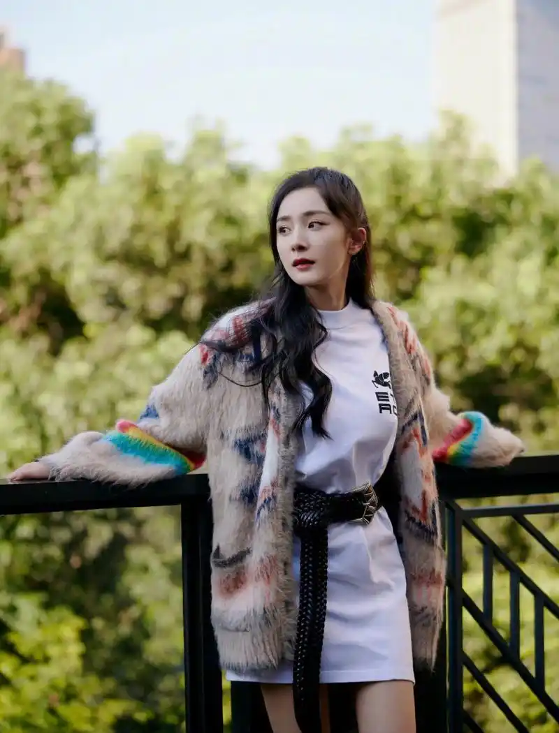 杨幂的穿搭,温暖也不臃肿,简约也潮流.