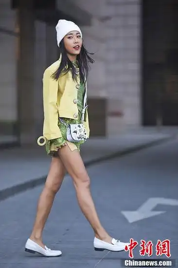 女星吉克隽逸一组街拍私照曝光,身着绿色亮片小短裙的她搭配鹅黄色短