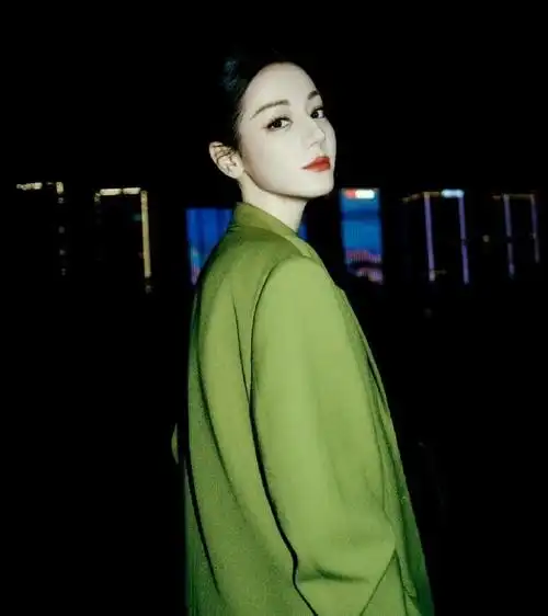 你比盛夏的夜色迷人##迪丽热巴绿西装造型