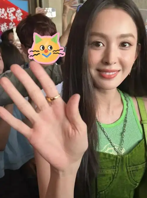 古力娜扎回新疆母校怼脸生图美得360度无死角辣妹穿搭超抢镜