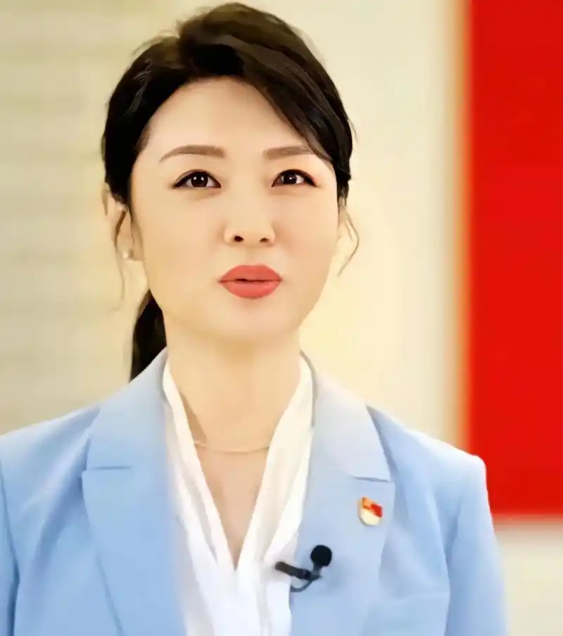 前央视主持周涛近照,56岁素颜无皱纹,一身正装戴眼镜领导范十足