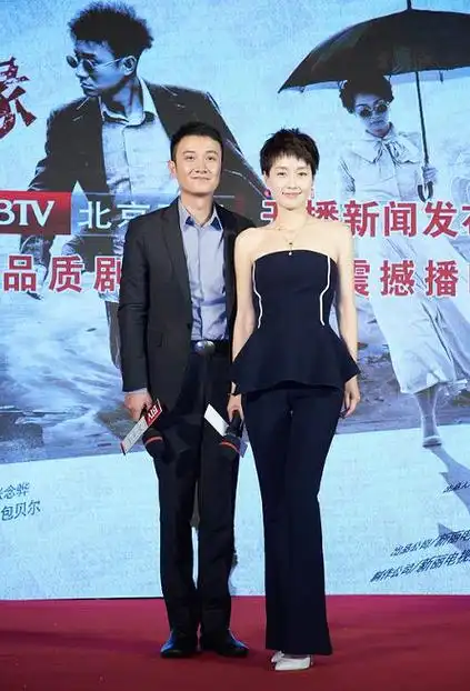 文章携女出游,14岁爱马身高赶超老爸,双腿细又长卷发披肩像明星