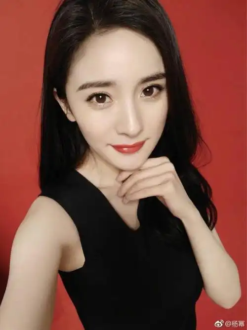 杨幂微博发布最新自拍照,烈焰红唇,2018流行自拍照!