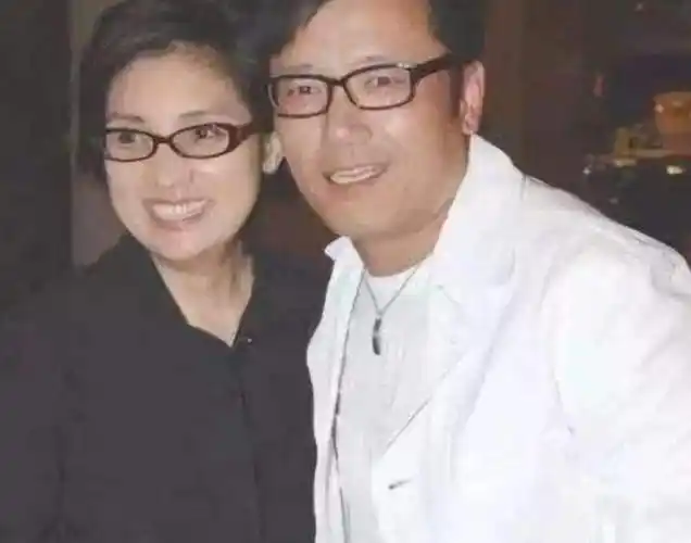 丧夫后毛阿敏首亮相神情憔悴低头不语260亿资产由外甥继承