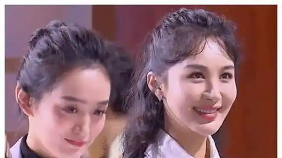 原创10年过去,李菲儿还是输给了angelababy?脸崩到不敢认