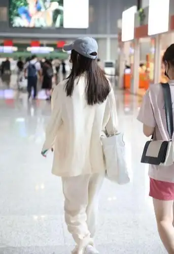 陈赫老婆张子萱罕见走机场,玉手纤细未见婚戒,白色西装瘦成闪电