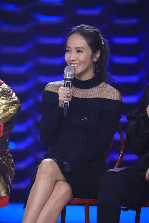 探班《蒙面唱将》盛典录制,摩登兄弟高人气获古巨基,侯佩岑点赞