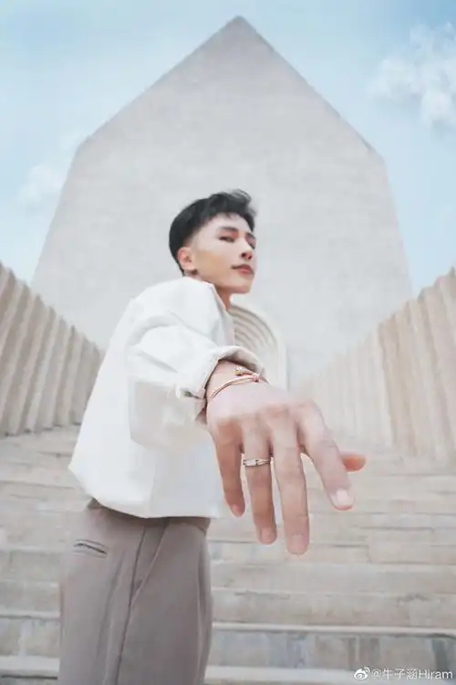 男生夏日穿搭|每个男生的衣柜里都会有一件干净的白衬衫.