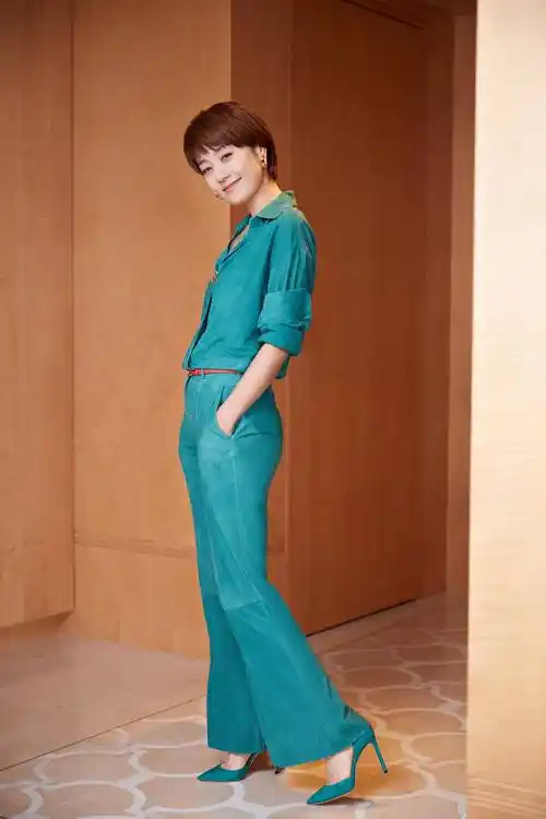 文雅,气场实足身穿宝石蓝的西装,下搭一条阔脚裤的马伊琍,看起来相对