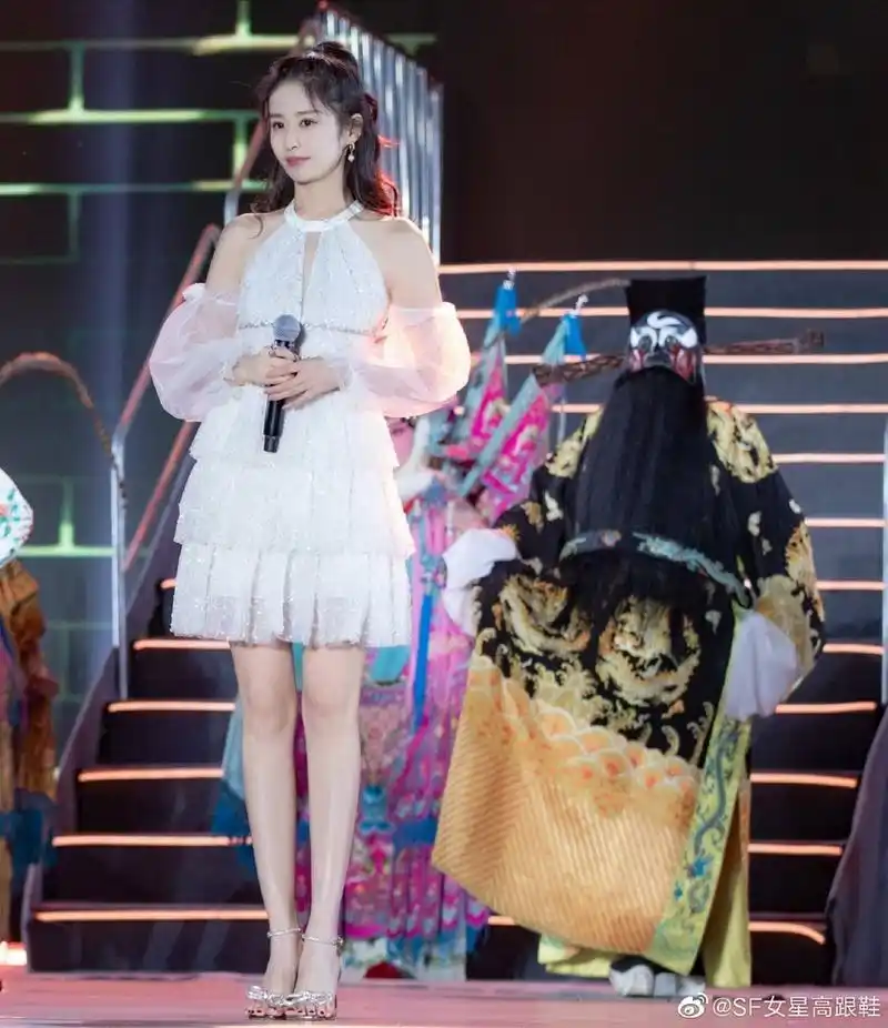 颖儿:银色透明蝴蝶结一字带包后跟高跟凉鞋