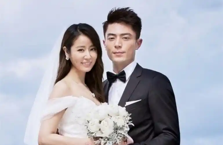 林心如一脸娇羞地躲入丈夫怀4年了他们的婚姻一直很稳定