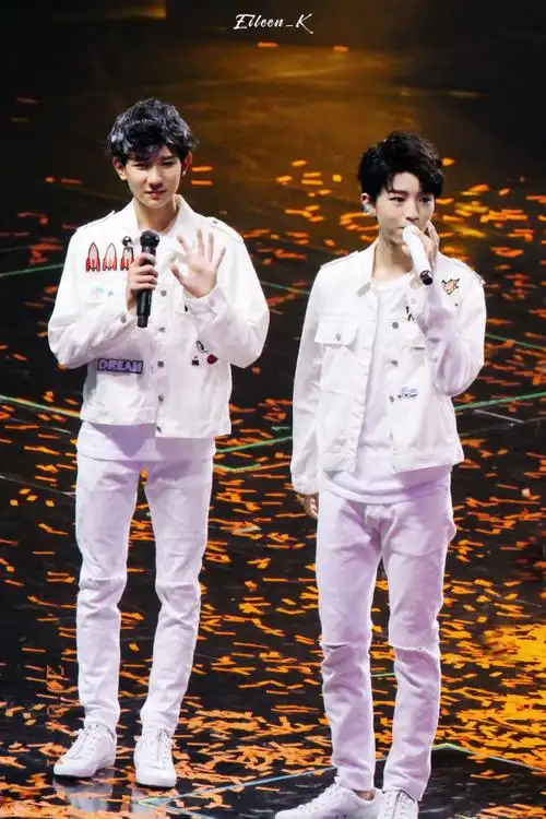 凯源超话9798#愚人节站姐团建#    3938333332 32