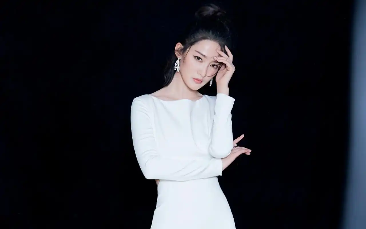 李沁清丽脱俗写真图片桌面壁纸