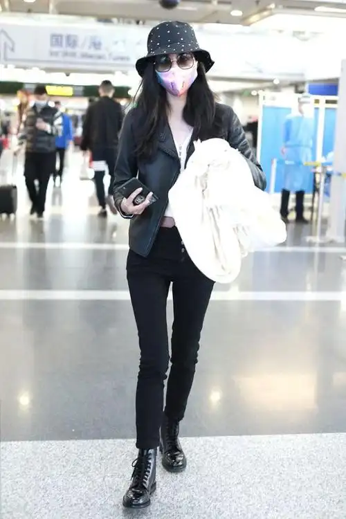 腿精!韩雪穿皮夹克黑长裤搭机造型时髦 获粉丝包围热聊很温柔