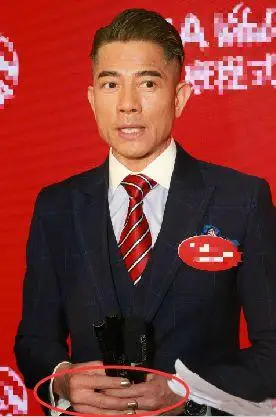 当天郭富城竖着标志性三七分大背头,穿着剪裁得体的西装,尽管已经53岁