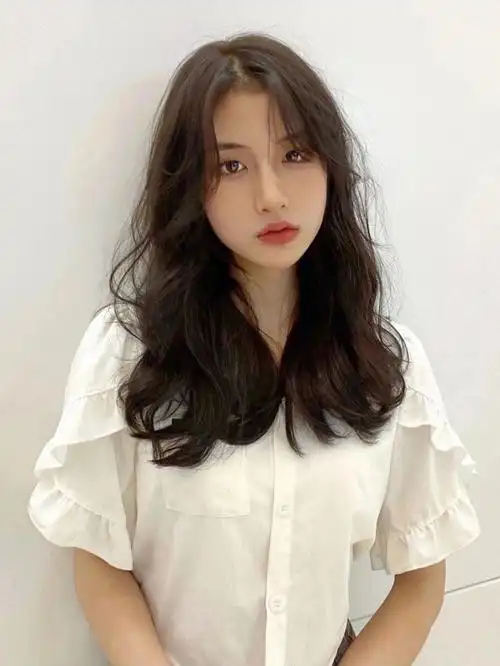 (微卷造型烫)造型加上自然的发色可甜可盐的长度,在任何场合都不输