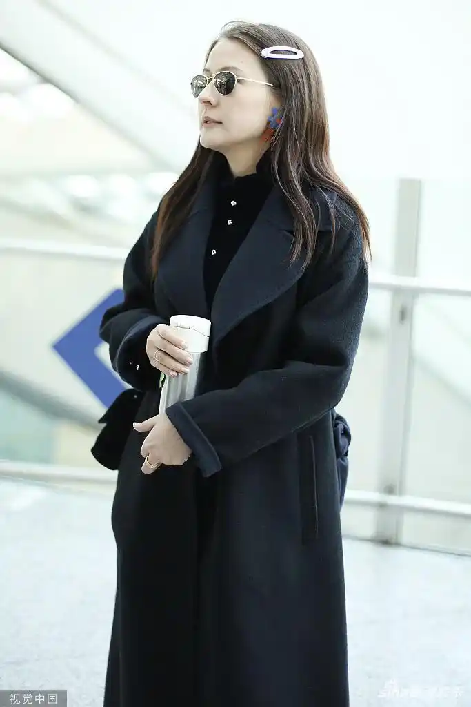 5 / 7 新浪娱乐讯 2019年11月26日,北京,热依扎现身机场.