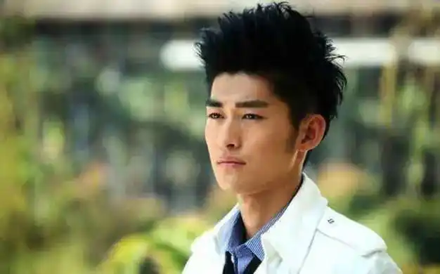 41岁刘涛和35岁张翰合影,明明年纪相差6岁,两人状态却如同龄人