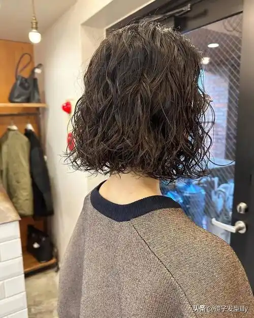 二,时尚有型显发量全头烫的设计使得整个发型看起来更加饱满有型,完美