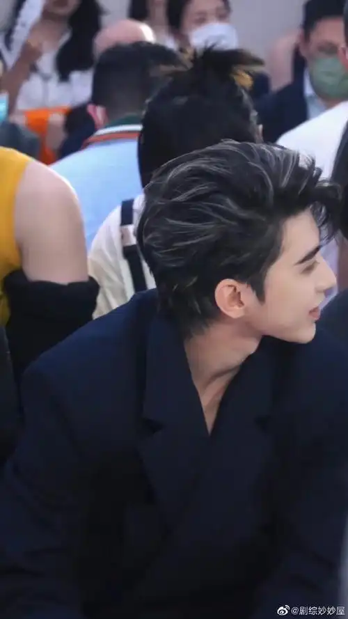 蔡徐坤的三次笑#完全陷入蔡徐坤的笑容魔法中无法自拔了,笑得也烫甜