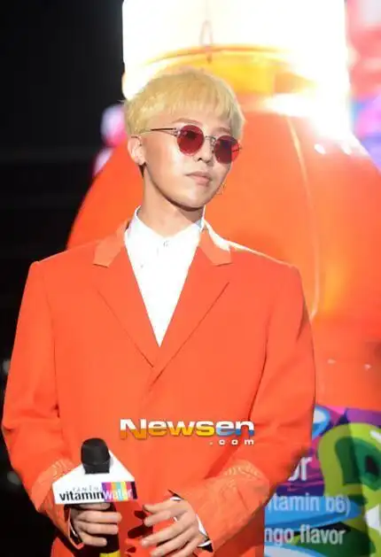 gd权志龙橙色风衣亮相金发抢眼 复古眼镜黑靴扮酷(组图)