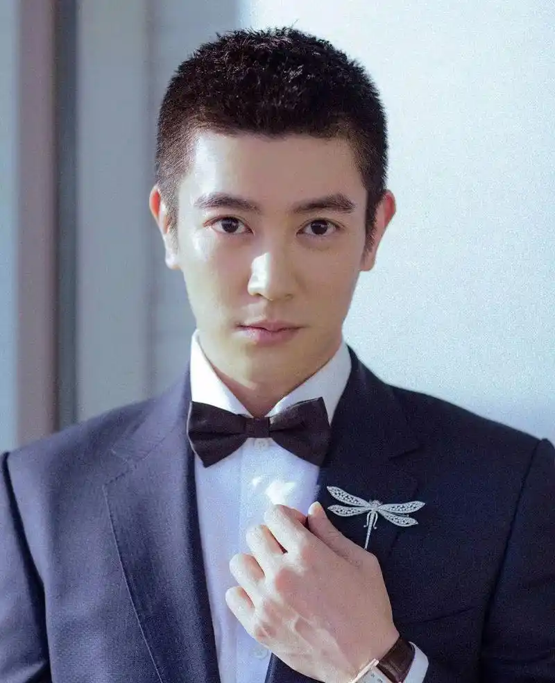 有一位演员看起来不算火,但存在感却很高:杜江.