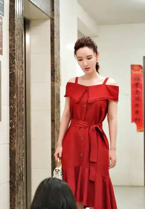 39岁张萌不愧是环球小姐,卫衣配羽绒服时尚减龄,气质是真不一般_的